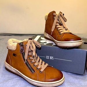 Casual REMONTE fur boots barely worn. Extremely comfortable and easy to style!